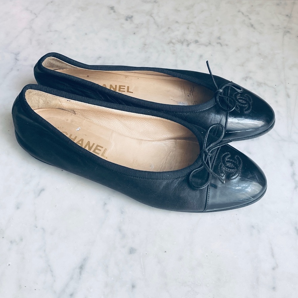 CHANEL Black Leather Cap-Toe CC Bow Ballet Flats